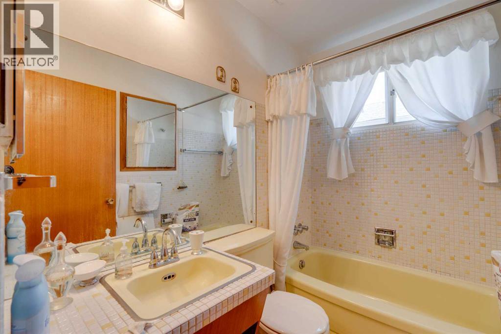 Photo 1 of 2635 34 Avenue Nw, Calgary AB