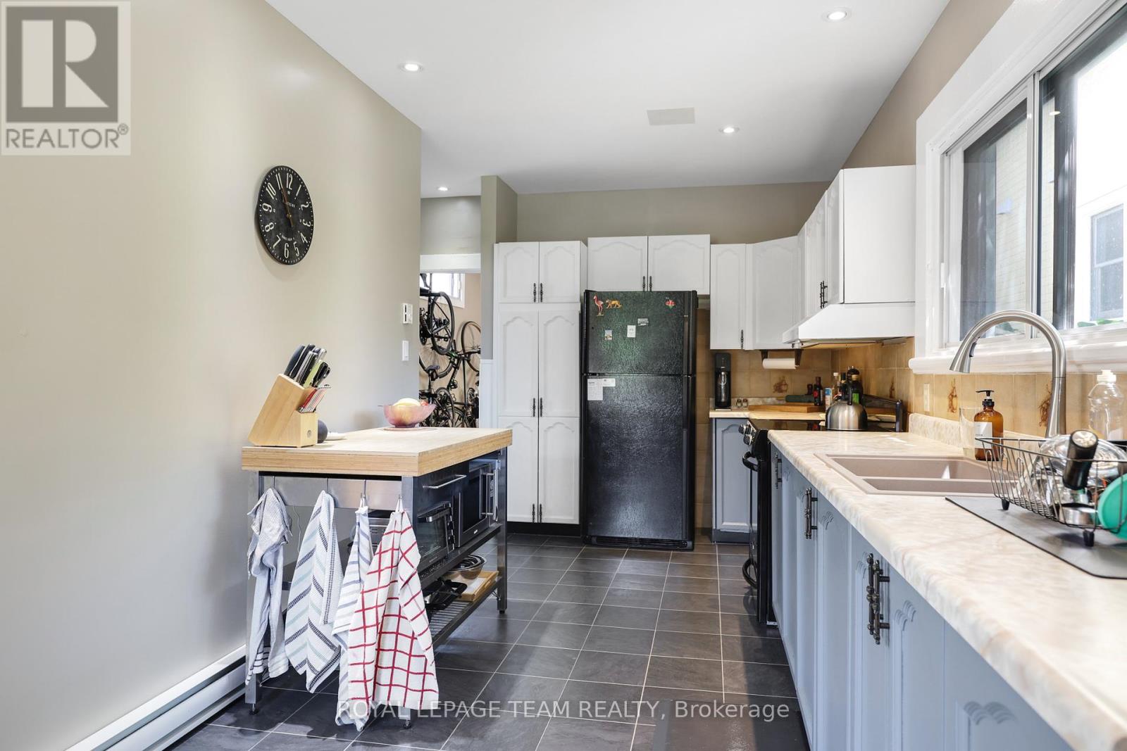 Photo 3 of 142 Cathcart Street, Ottawa ON