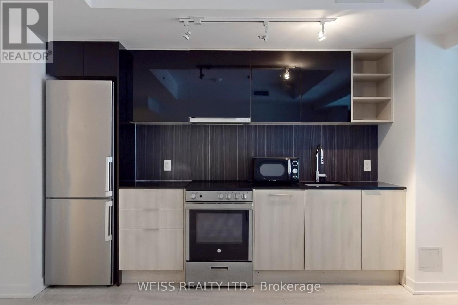 Photo 33 of 221 31 Tippett Road, Toronto ON