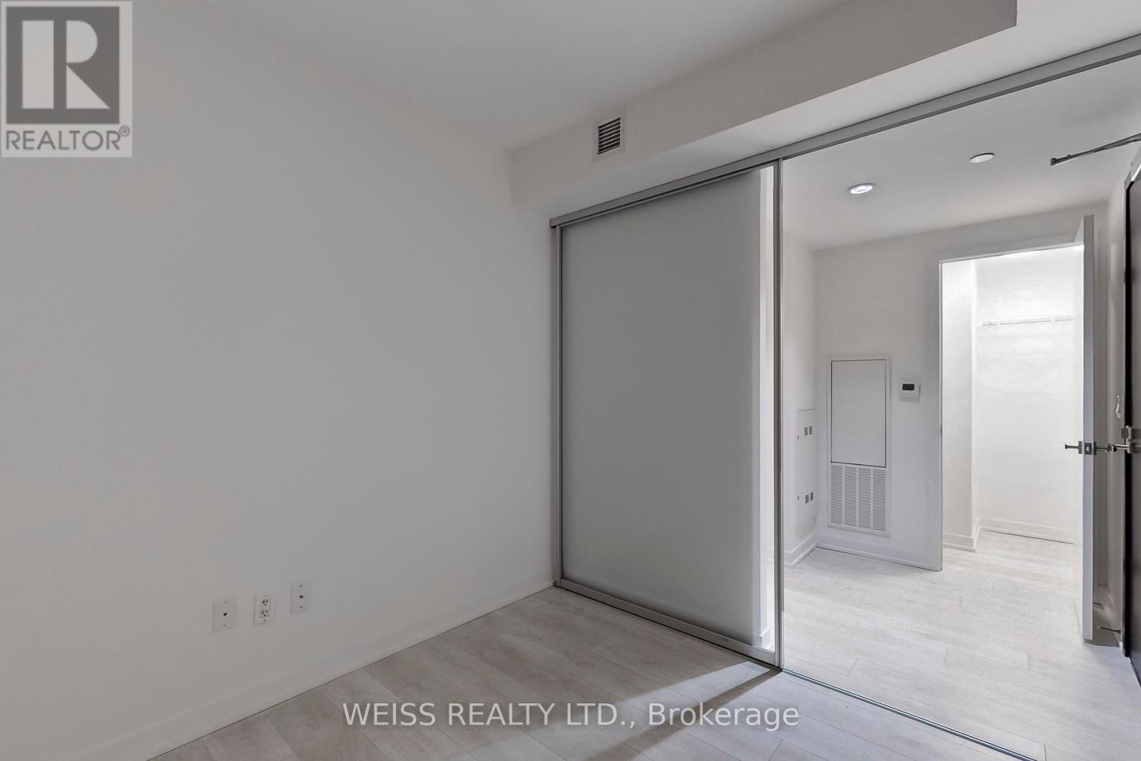 Photo 17 of 221 31 Tippett Road, Toronto ON