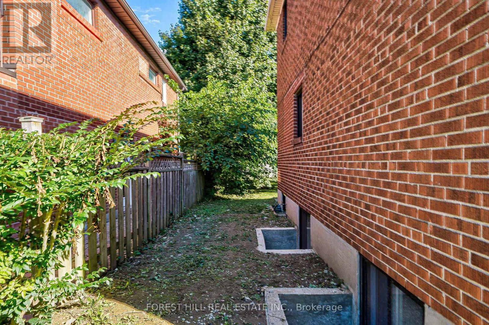 Photo 6 of 27 Westgate Boulevard, Toronto ON