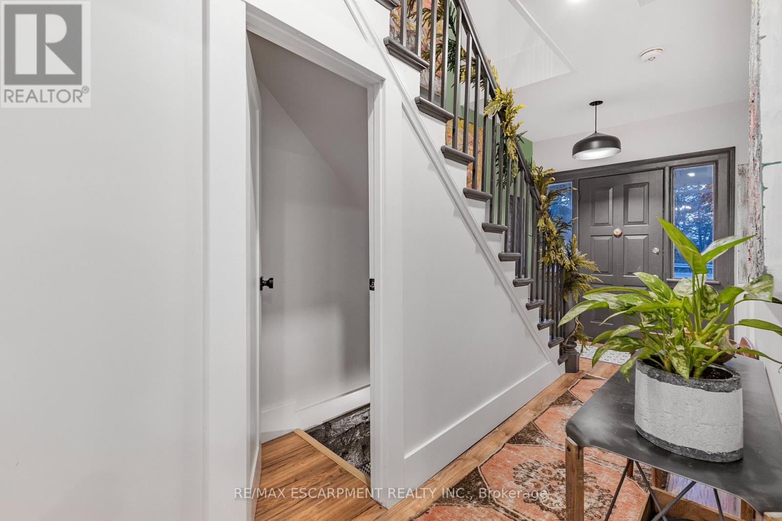 Photo 1 of 374 Ontario Street, Grimsby ON