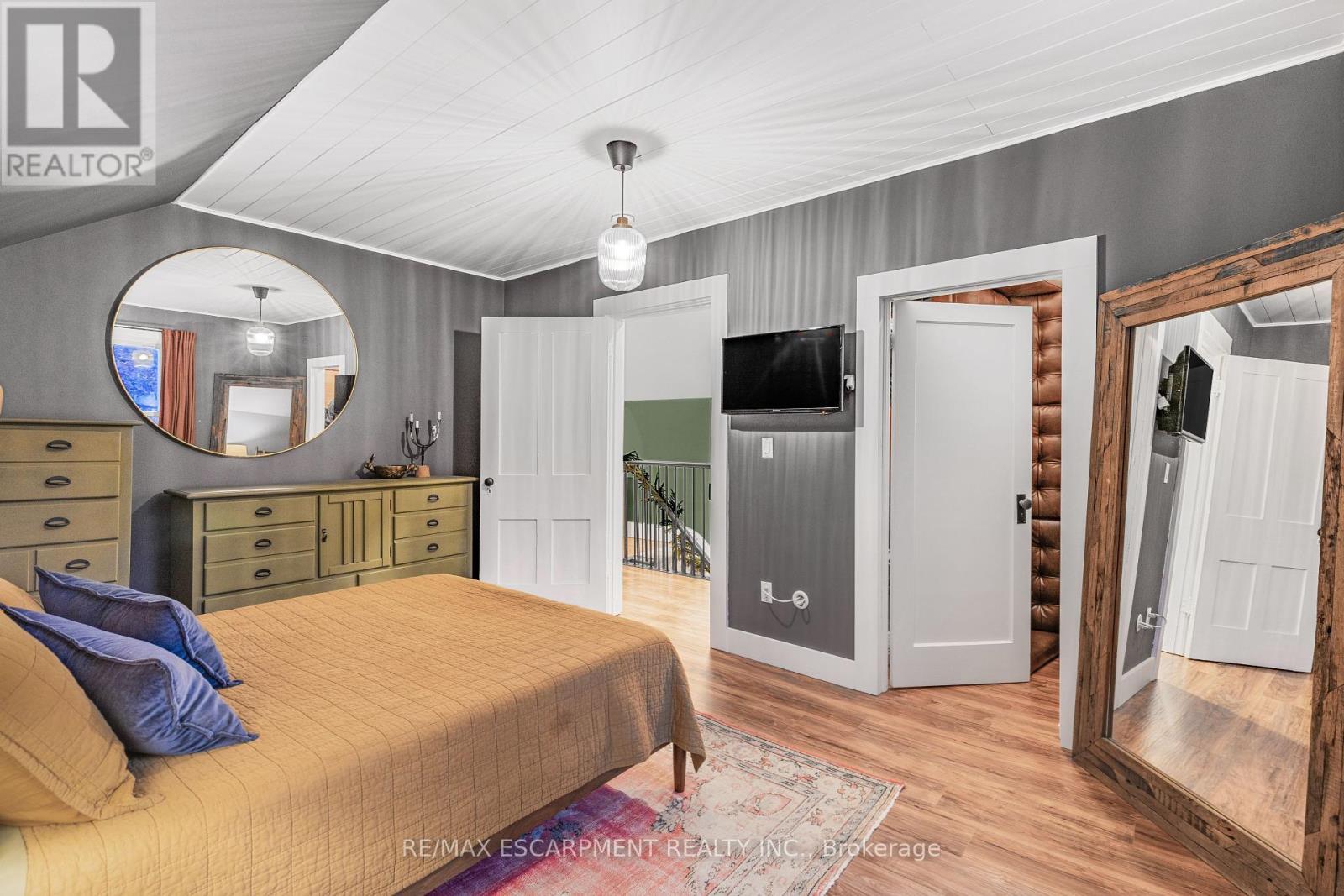 Photo 10 of 374 Ontario Street, Grimsby ON