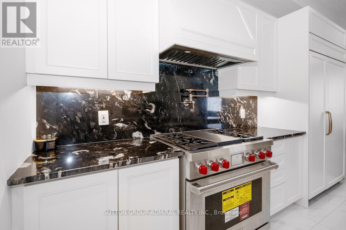 Photo 10 of 42 Solar Street, Richmond Hill ON
