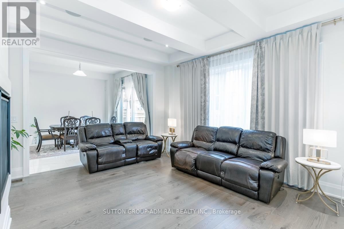 Photo 16 of 42 Solar Street, Richmond Hill ON