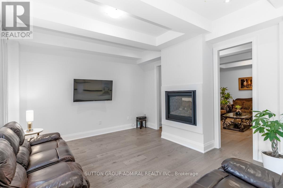 Photo 18 of 42 Solar Street, Richmond Hill ON