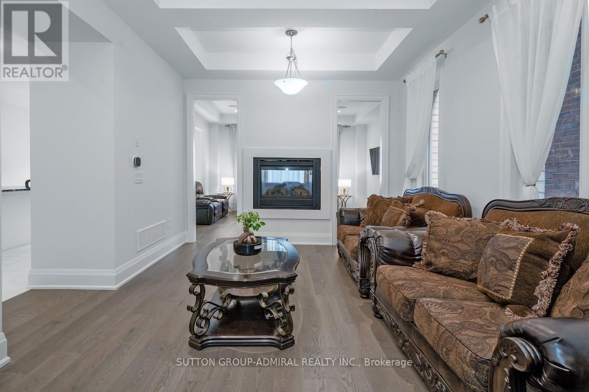Photo 20 of 42 Solar Street, Richmond Hill ON