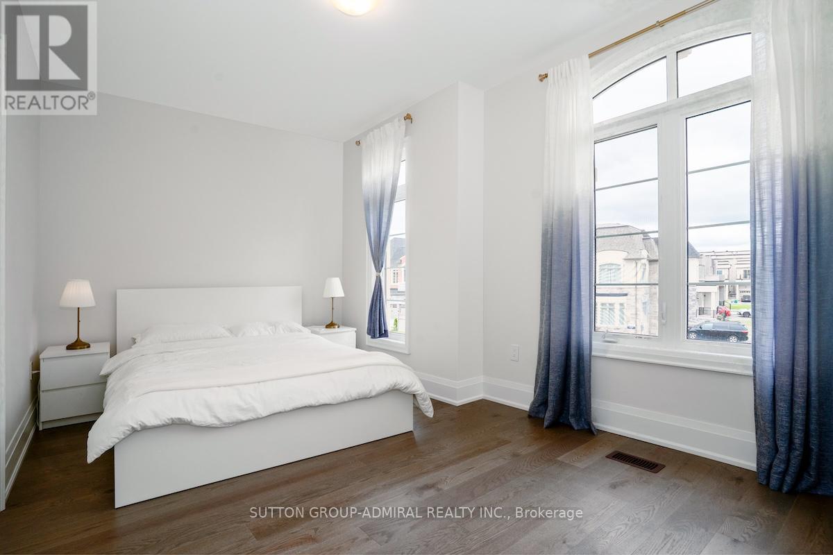 Photo 23 of 42 Solar Street, Richmond Hill ON