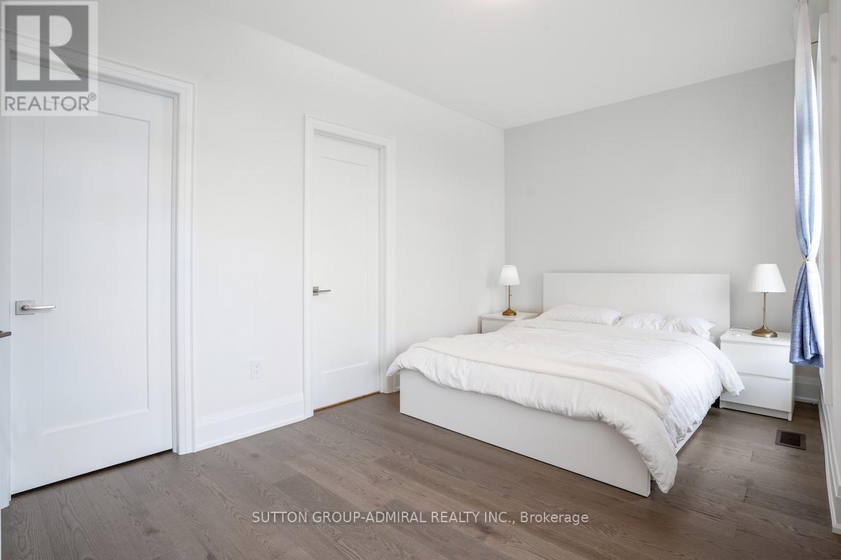 Photo 24 of 42 Solar Street, Richmond Hill ON