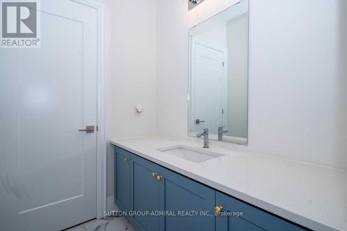 Photo 25 of 42 Solar Street, Richmond Hill ON
