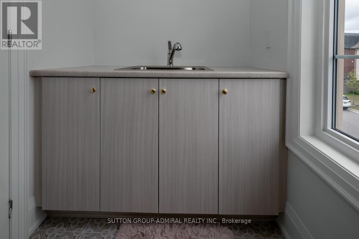 Photo 28 of 42 Solar Street, Richmond Hill ON