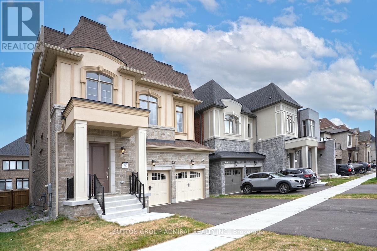 Photo 3 of 42 Solar Street, Richmond Hill ON