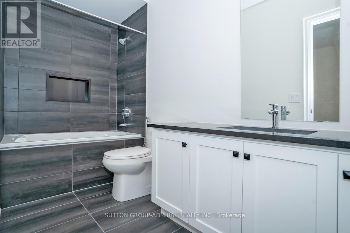 Photo 32 of 42 Solar Street, Richmond Hill ON