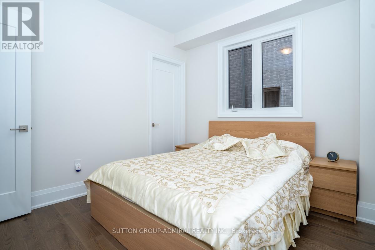 Photo 34 of 42 Solar Street, Richmond Hill ON