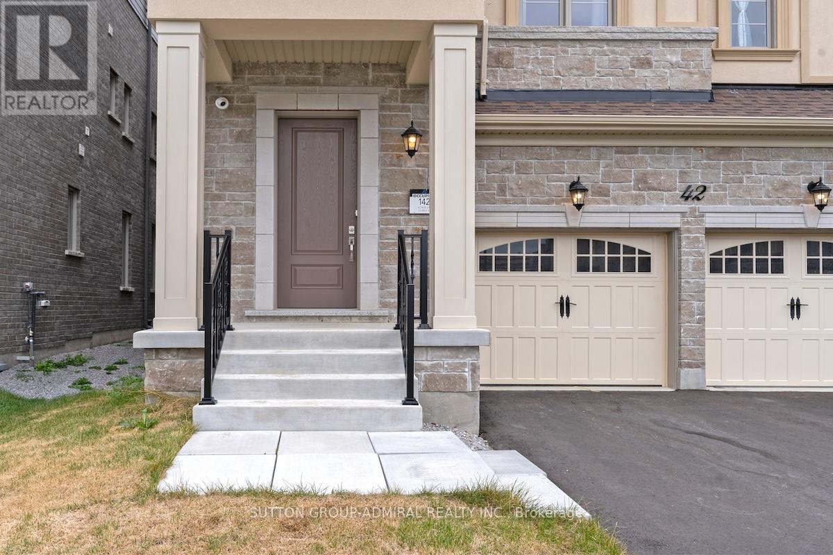 Photo 4 of 42 Solar Street, Richmond Hill ON