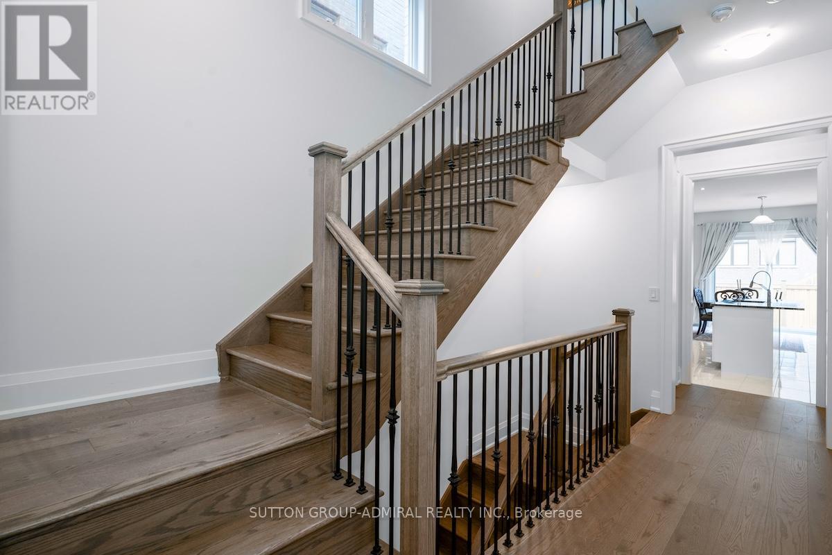 Photo 5 of 42 Solar Street, Richmond Hill ON