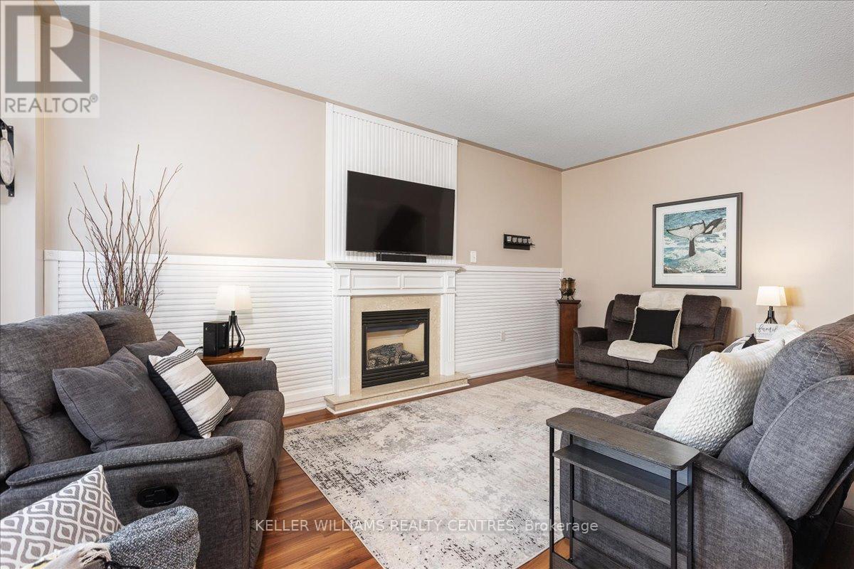 Photo 6 of 47 Ames Crescent, Aurora ON