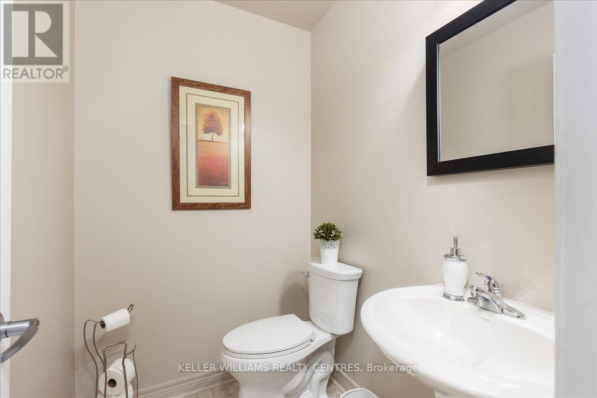 Photo 2 of 47 Ames Crescent, Aurora ON