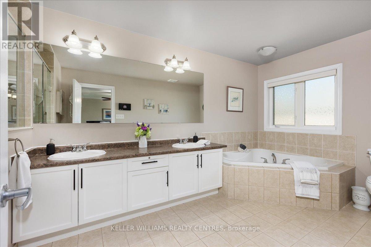 Photo 31 of 47 Ames Crescent, Aurora ON