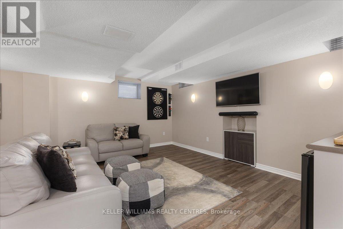Photo 15 of 47 Ames Crescent, Aurora ON