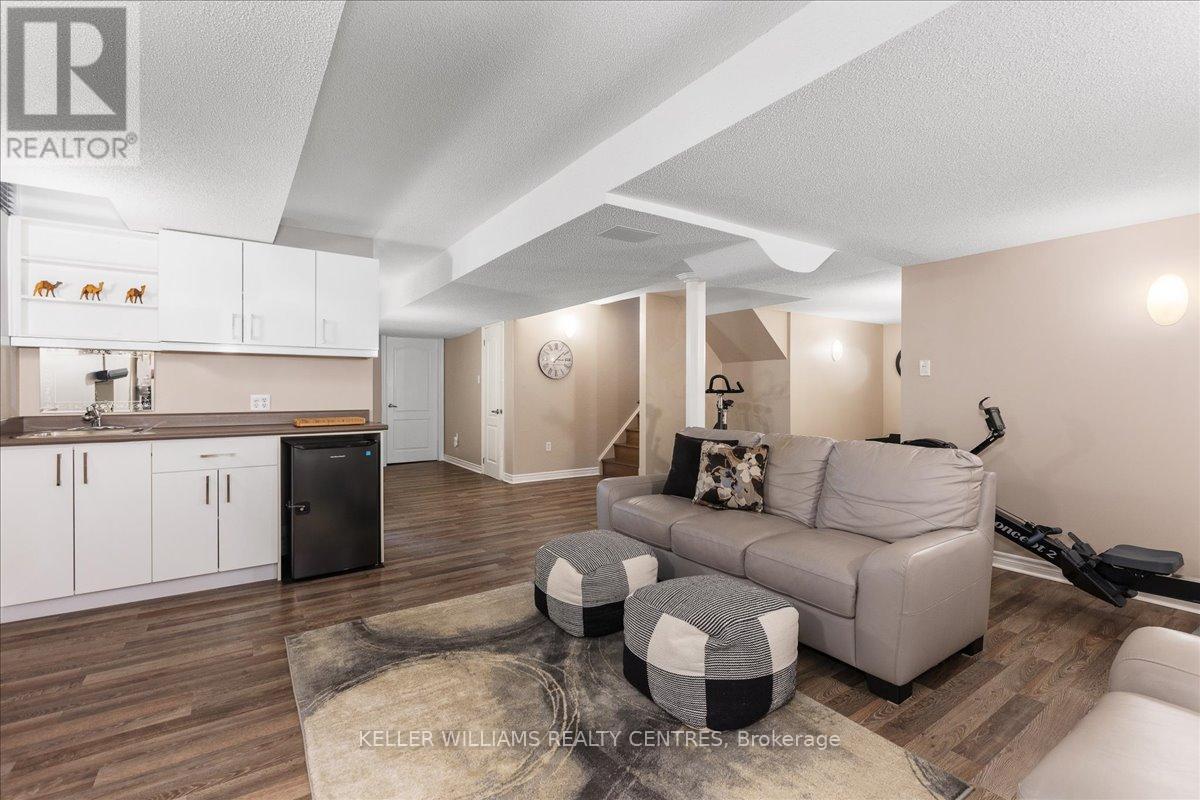 Photo 13 of 47 Ames Crescent, Aurora ON
