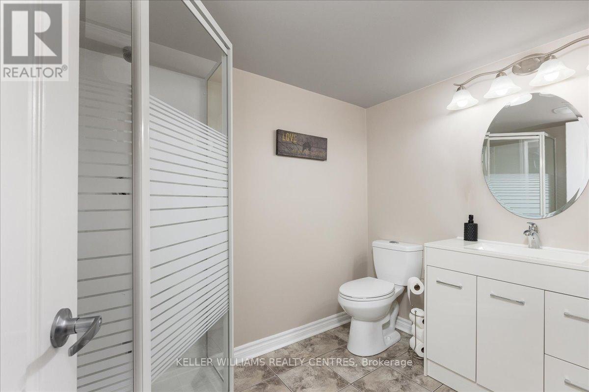 Photo 33 of 47 Ames Crescent, Aurora ON