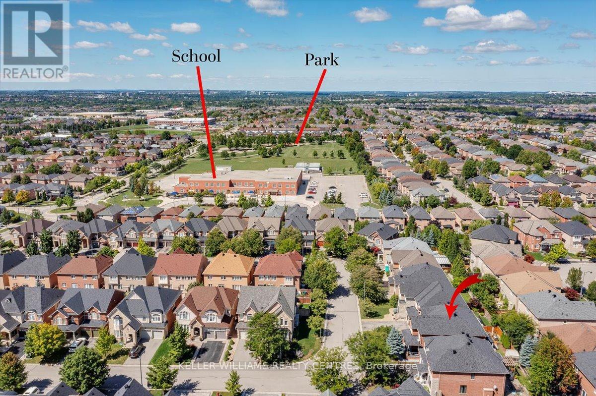 Photo 1 of 47 Ames Crescent, Aurora ON