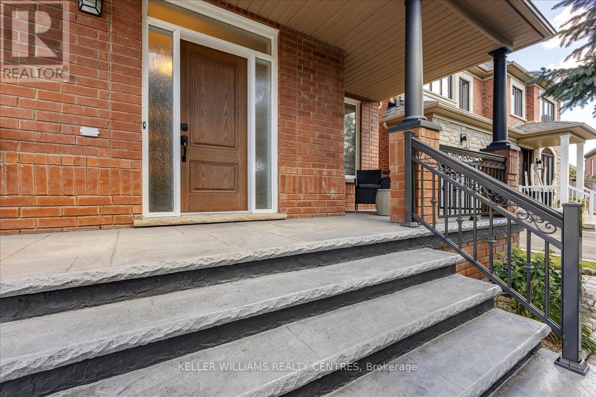 Photo 36 of 47 Ames Crescent, Aurora ON