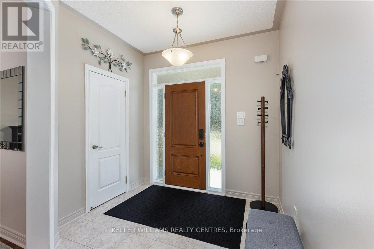 Photo 23 of 47 Ames Crescent, Aurora ON