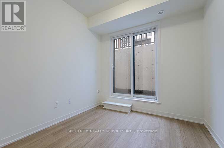 Photo 14 of 1001 14 David Eyer Road, Richmond Hill ON