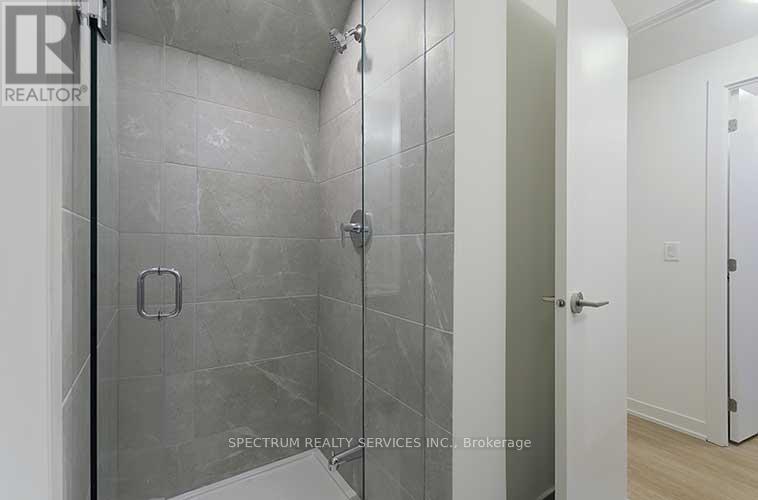 Photo 8 of 1001 14 David Eyer Road, Richmond Hill ON