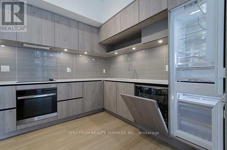 Photo 16 of 1001 14 David Eyer Road, Richmond Hill ON