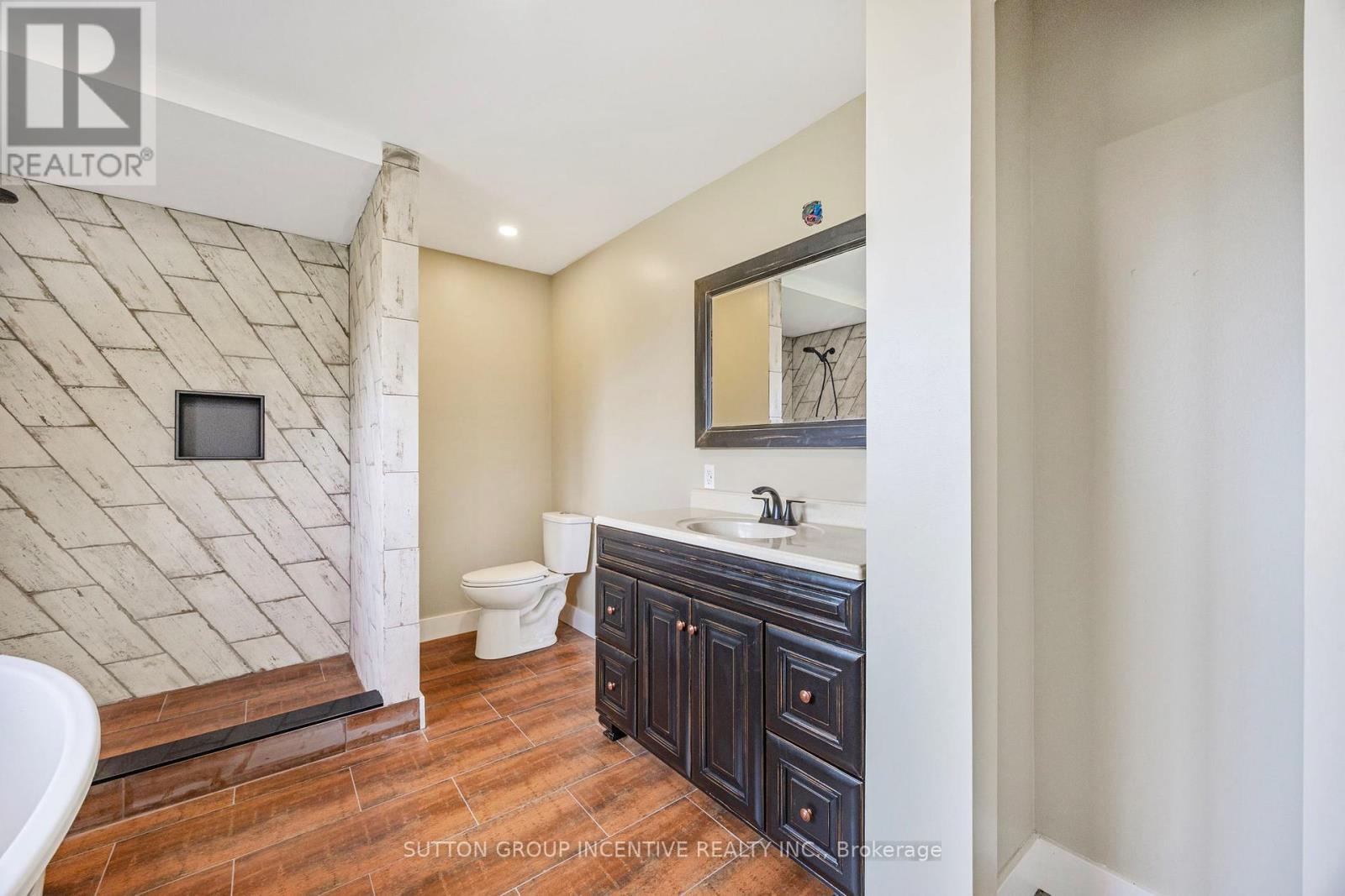 Photo 18 of 2266 Foxmead Road, Oromedonte ON