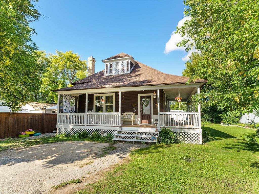 Photo 2 of 211 Queen Avenue, Selkirk MB