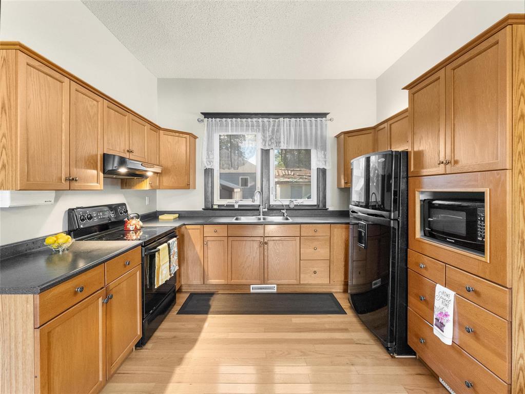 Photo 14 of 211 Queen Avenue, Selkirk MB