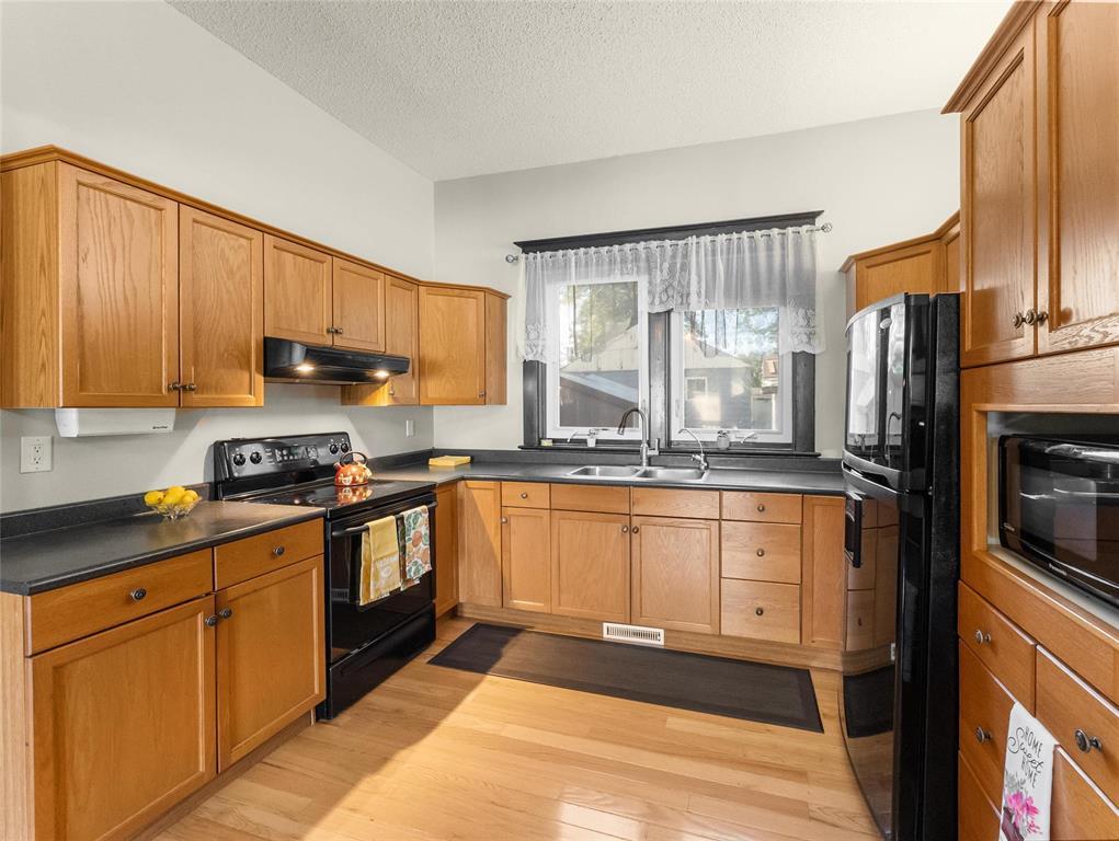 Photo 15 of 211 Queen Avenue, Selkirk MB