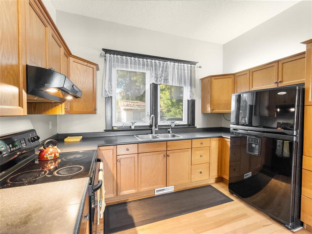 Photo 16 of 211 Queen Avenue, Selkirk MB