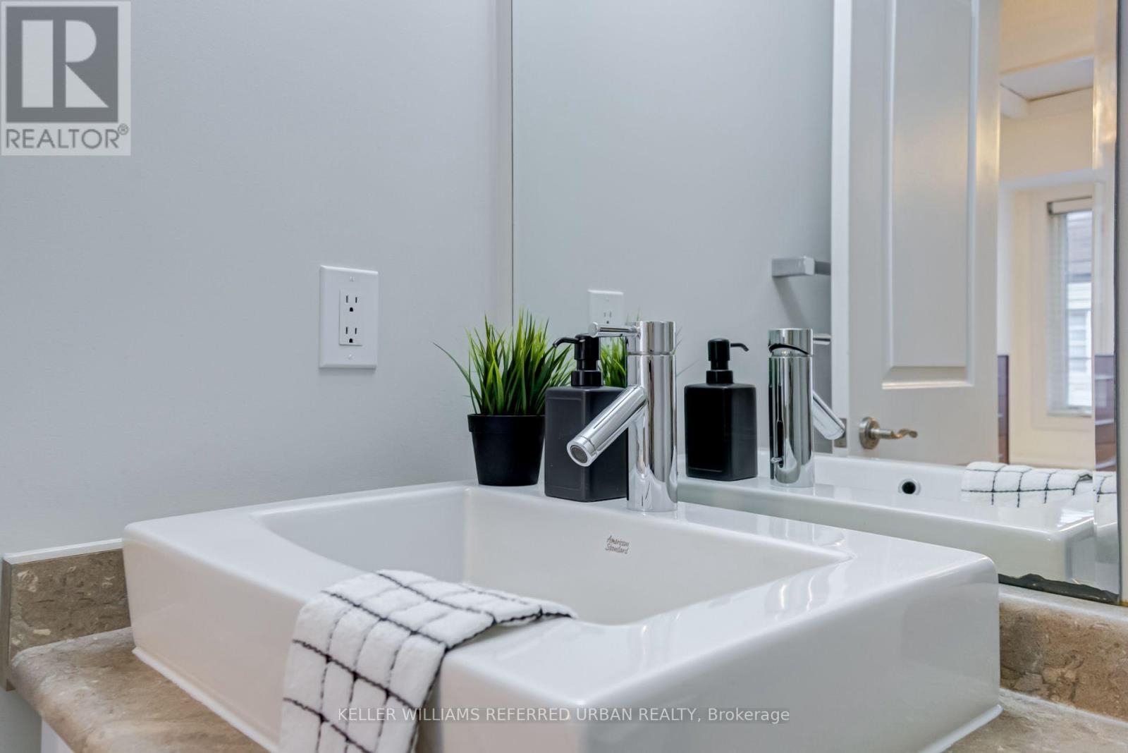 Photo 13 of 68 Raffeix Lane, Toronto ON