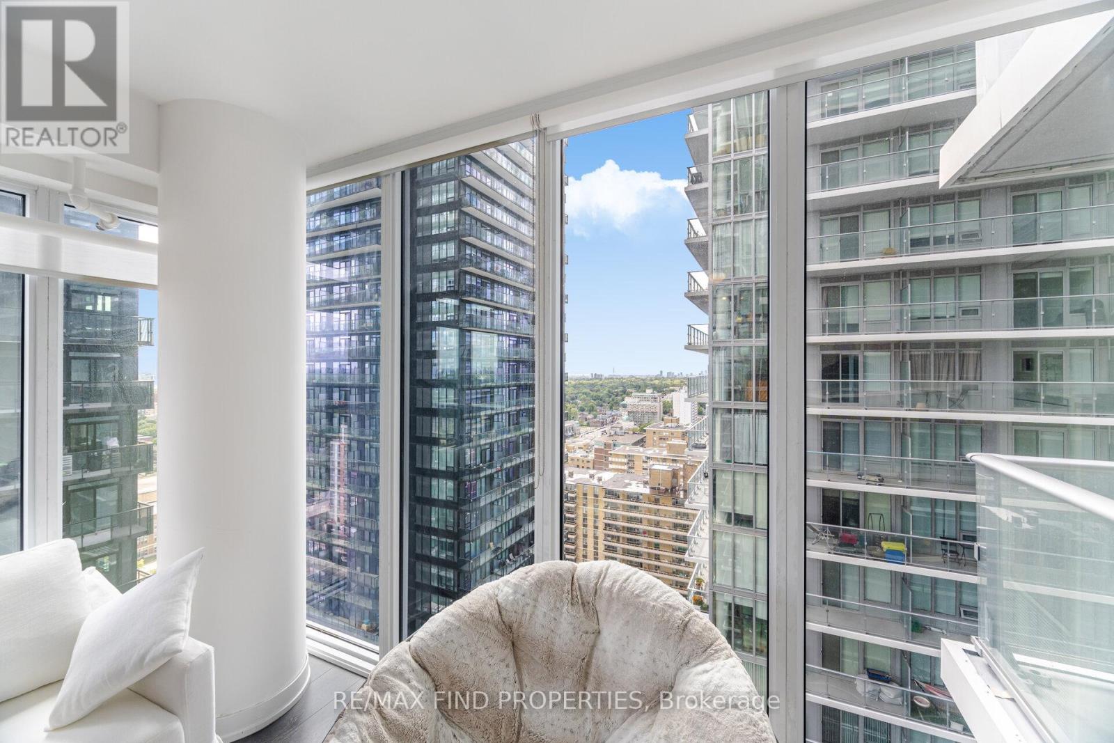 Photo 4 of 2304 99 Broadway Avenue, Toronto ON