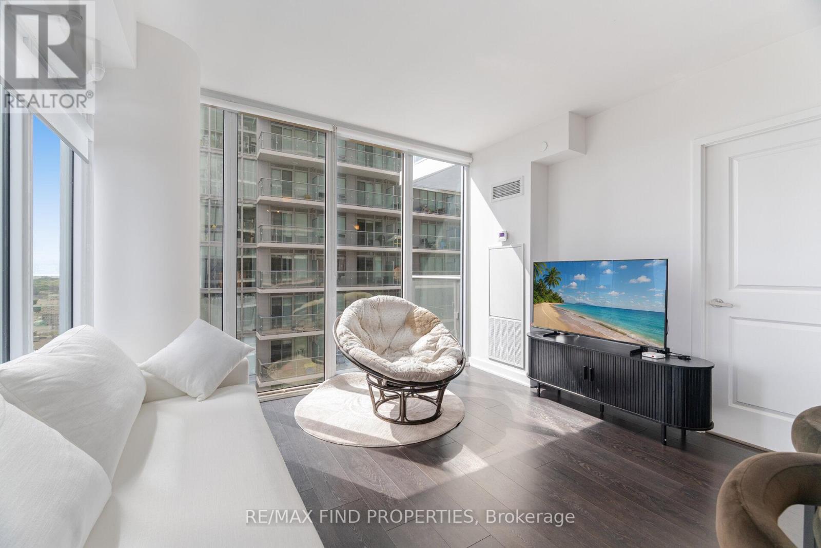 Photo 3 of 2304 99 Broadway Avenue, Toronto ON