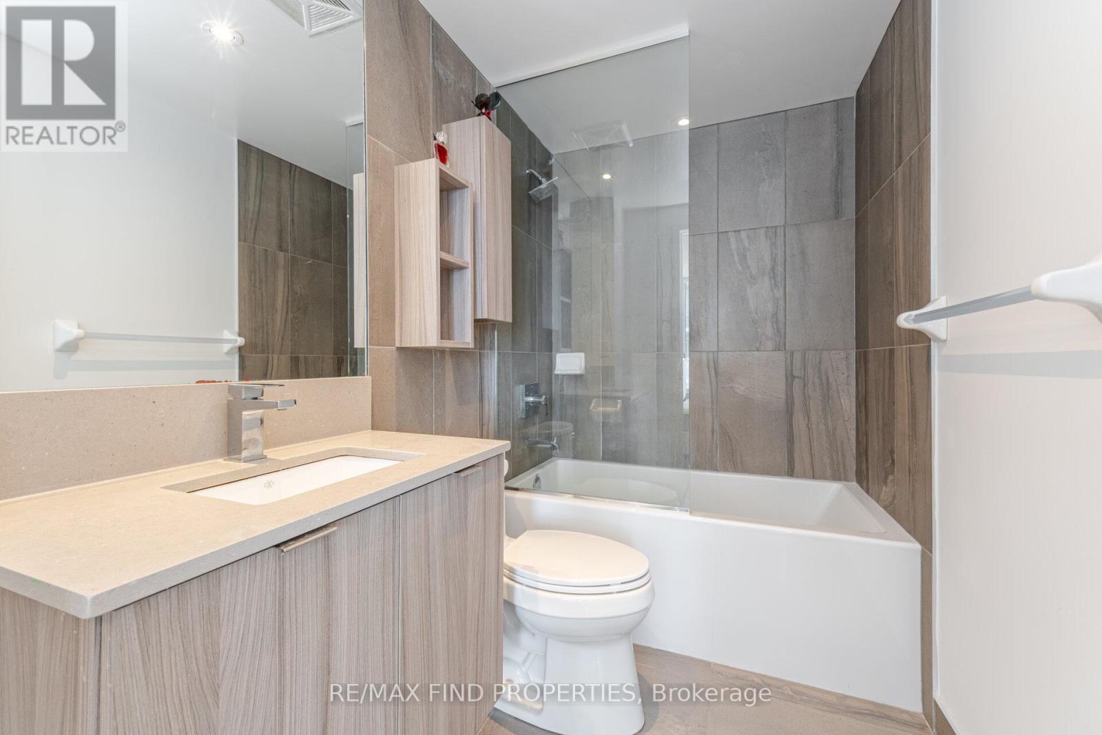 Photo 25 of 2304 99 Broadway Avenue, Toronto ON