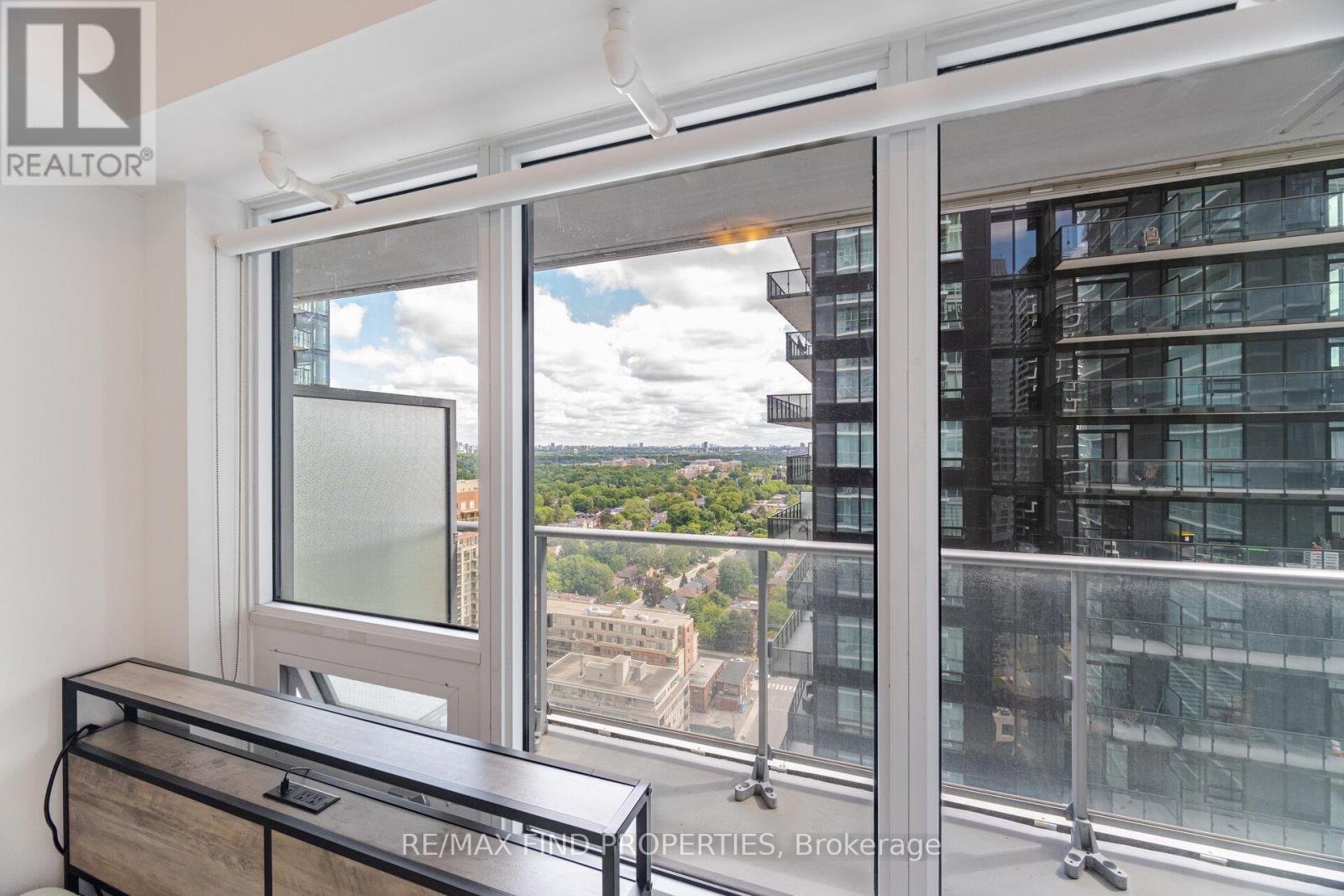 Photo 6 of 2304 99 Broadway Avenue, Toronto ON
