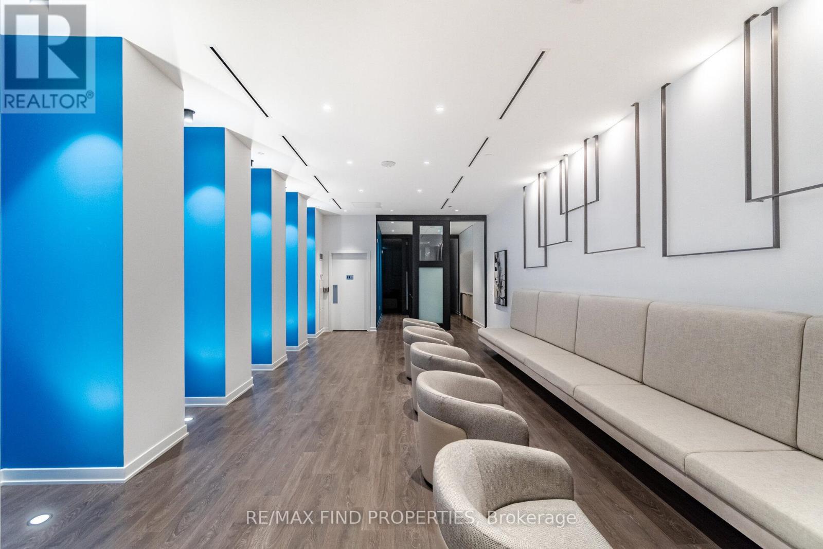 Photo 5 of 2304 99 Broadway Avenue, Toronto ON