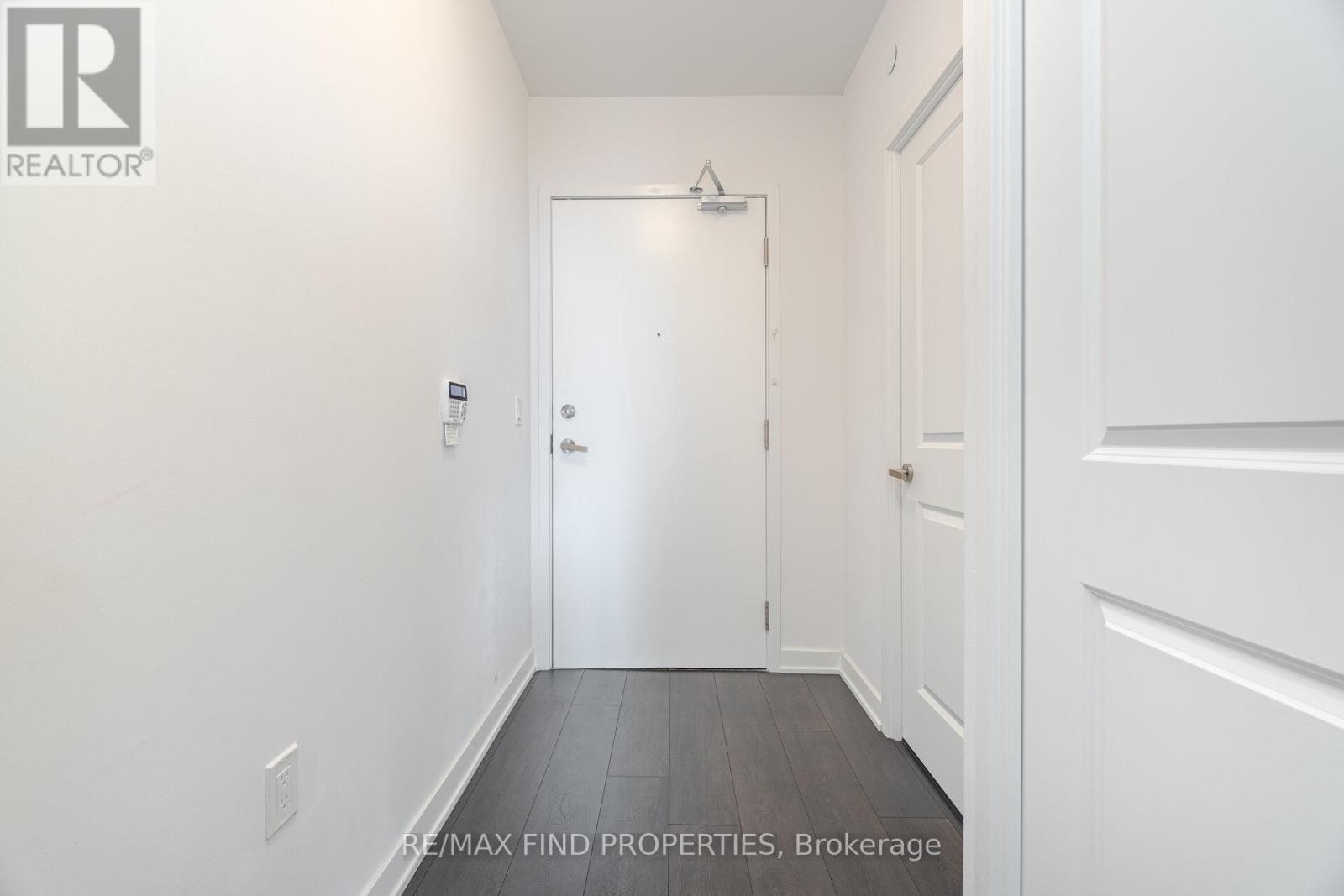 Photo 8 of 2304 99 Broadway Avenue, Toronto ON