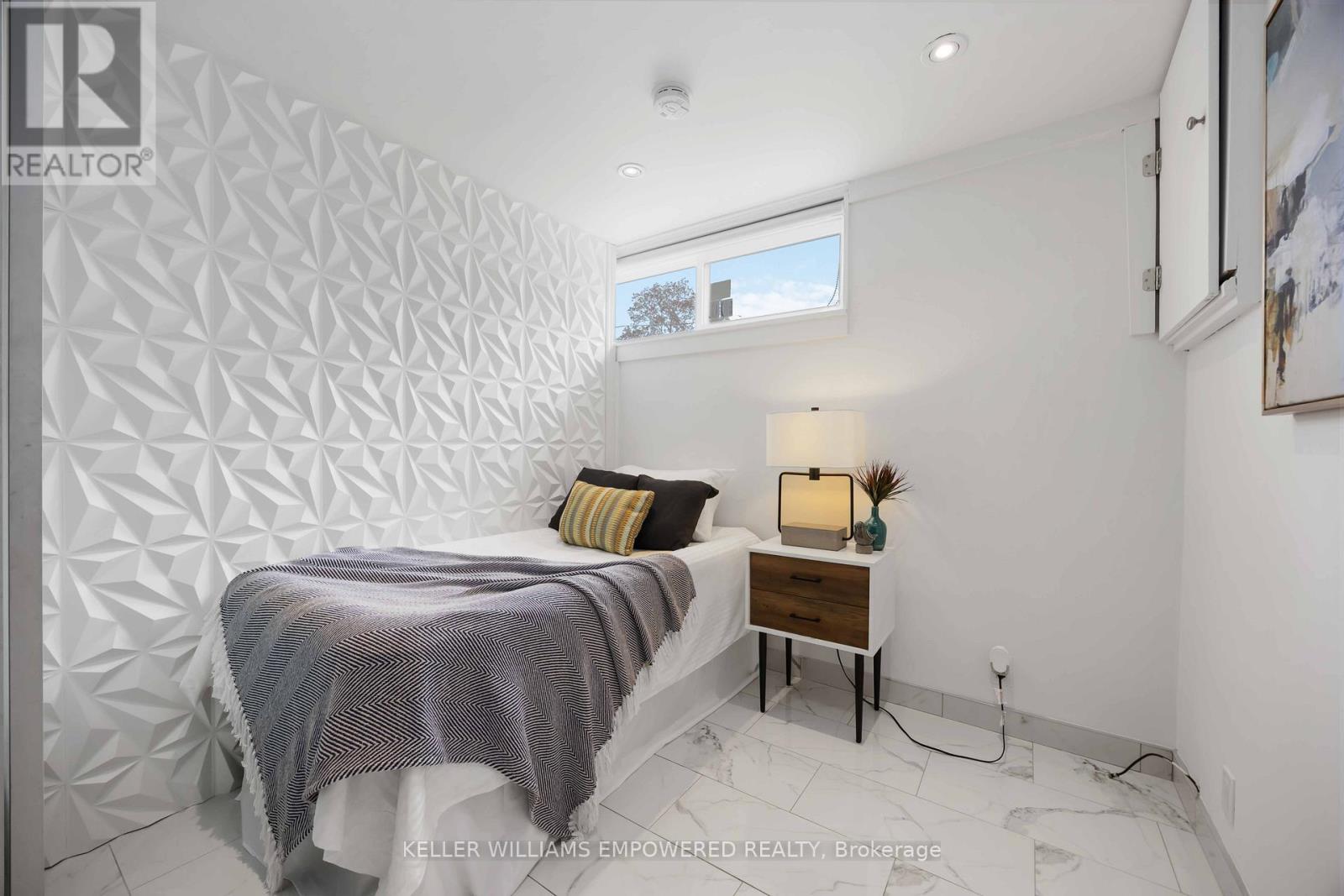 Photo 9 of 112 Kingslake Road, Toronto ON
