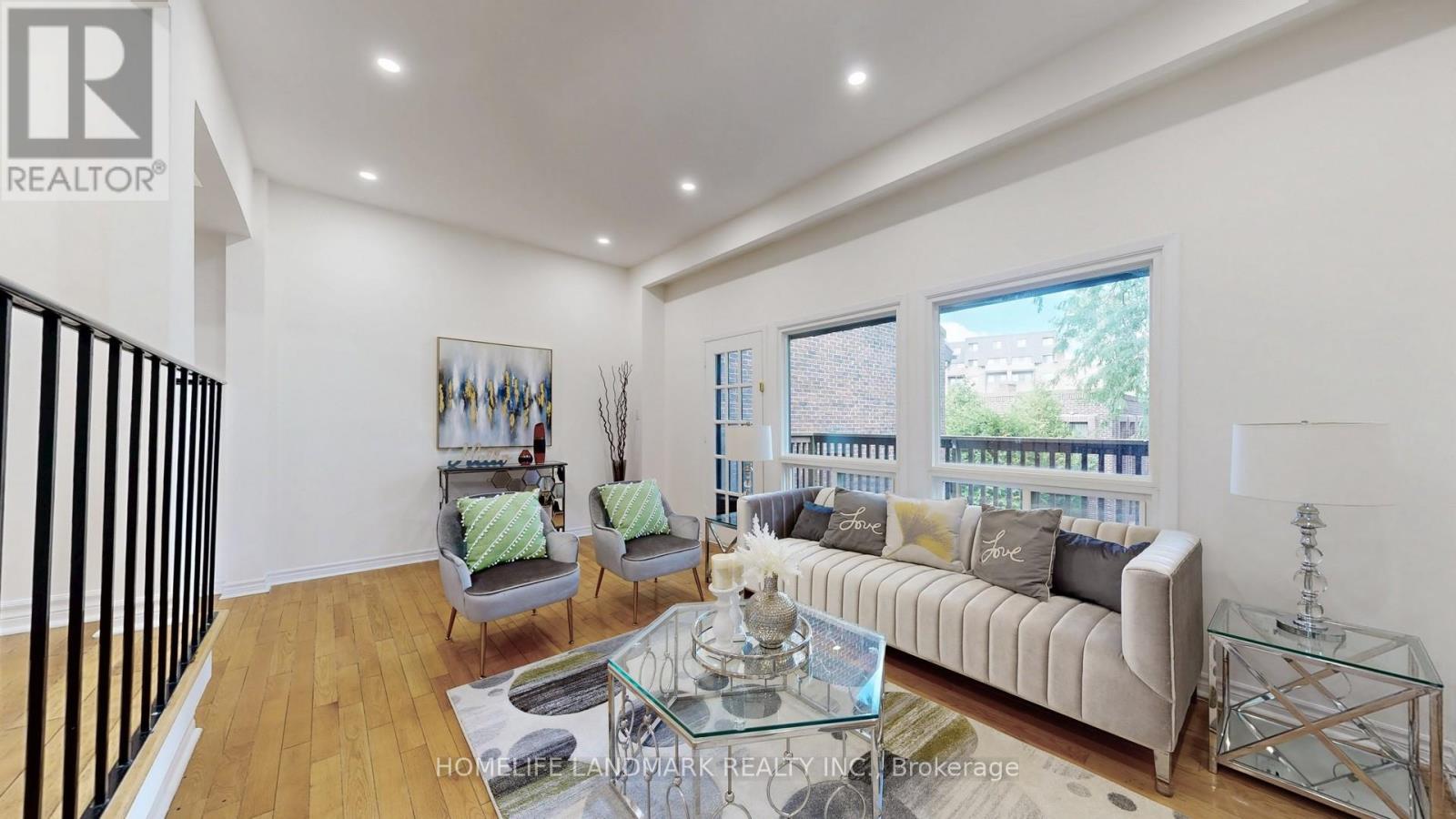 Photo 2 of 4 100 Spire Hill Way, Toronto ON