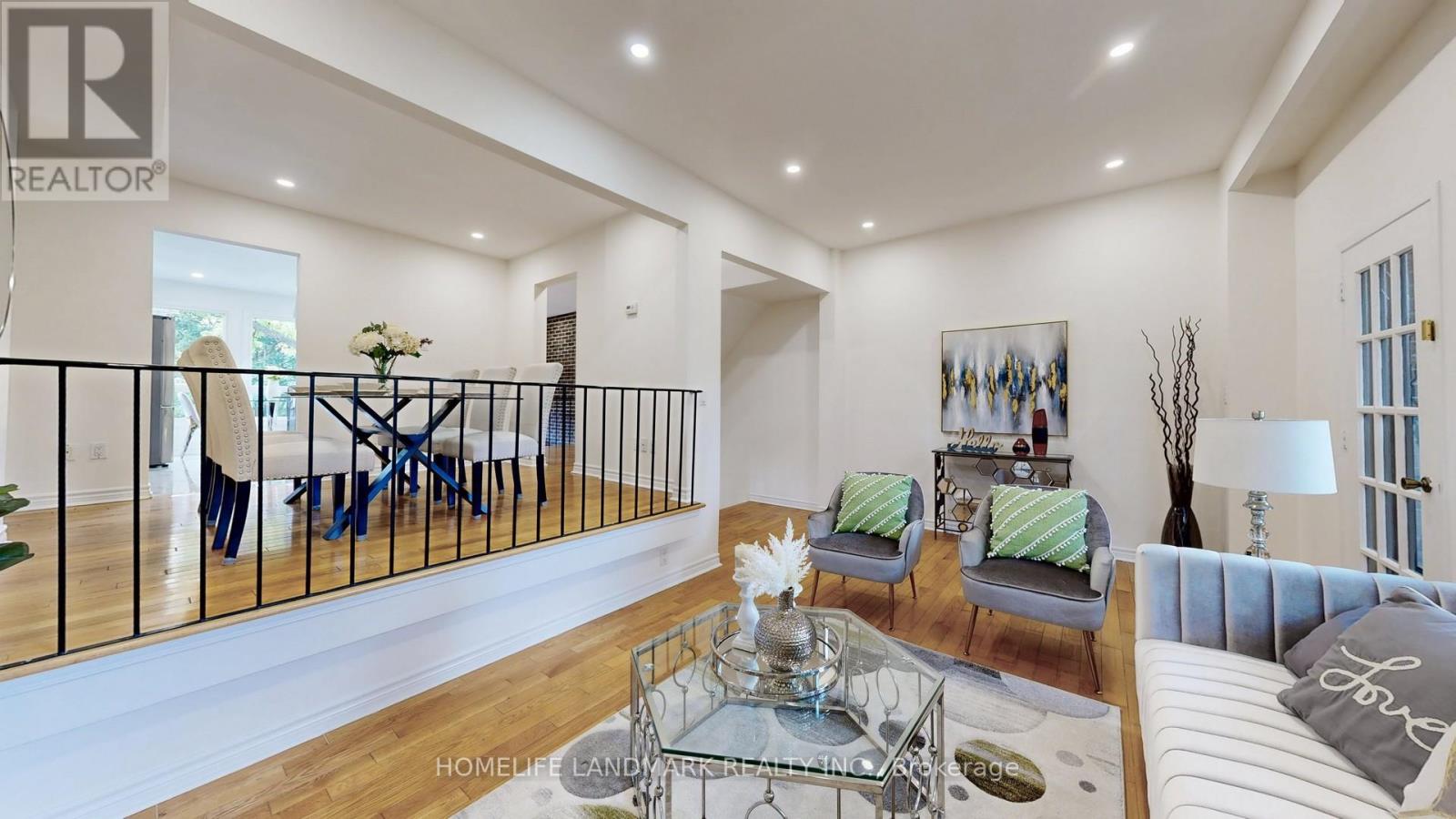 Photo 3 of 4 100 Spire Hill Way, Toronto ON