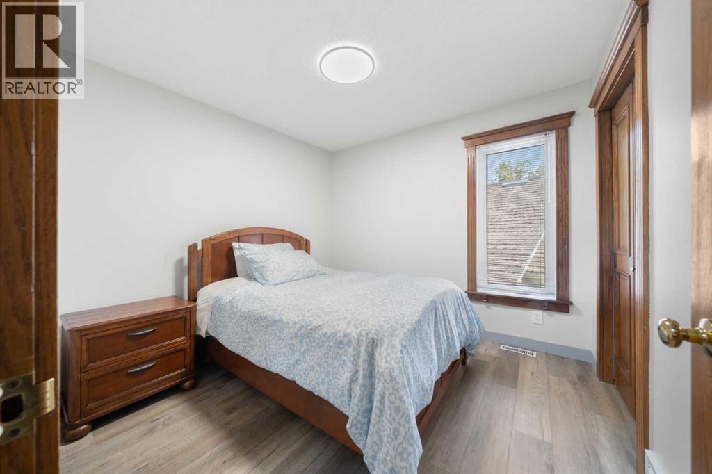 Photo 7 of 12 Strathroy Bay Sw, Calgary AB