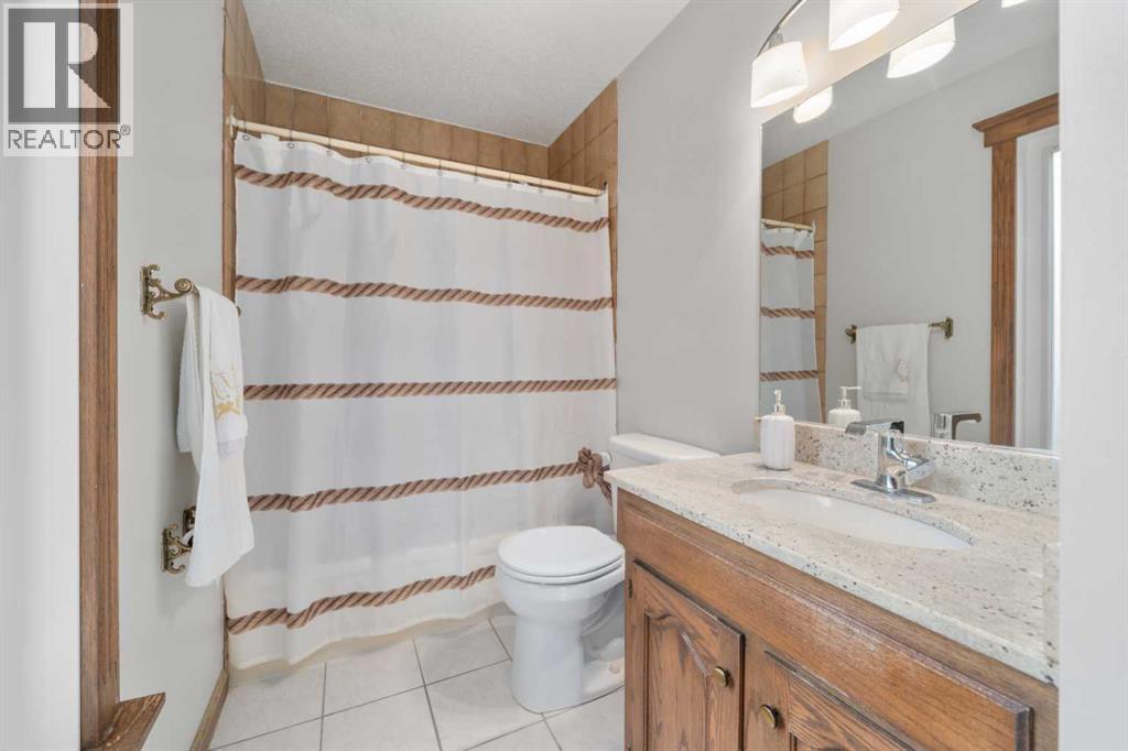 Photo 10 of 12 Strathroy Bay Sw, Calgary AB