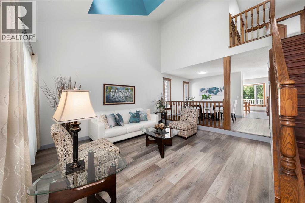 Photo 2 of 12 Strathroy Bay Sw, Calgary AB